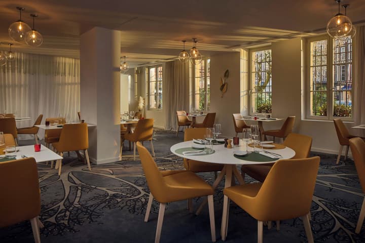 Hotel de Bourgtheroulde, Autograph Collection