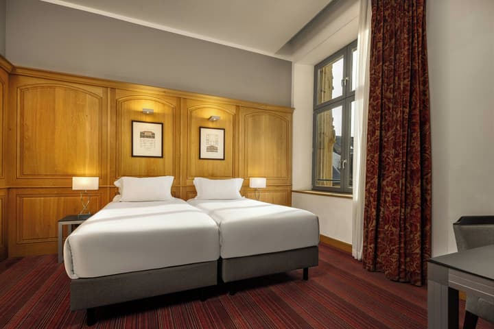 Hotel de Bourgtheroulde, Autograph Collection