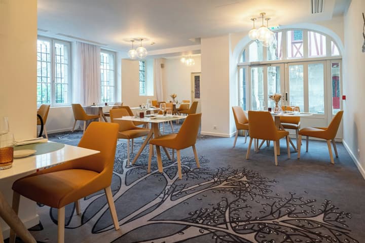 Hotel de Bourgtheroulde, Autograph Collection