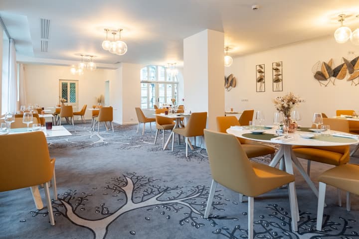Hotel de Bourgtheroulde, Autograph Collection
