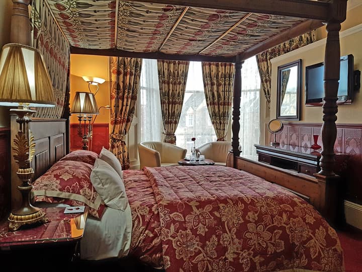 Lauderville Guest House