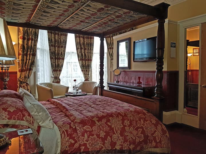 Lauderville Guest House