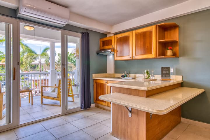 Tropical Suites Hotel