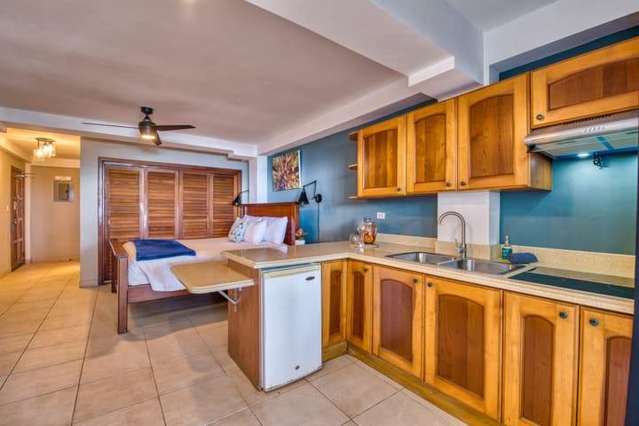 Tropical Suites Hotel