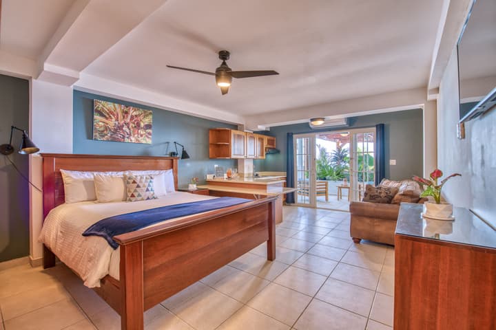 Tropical Suites Hotel