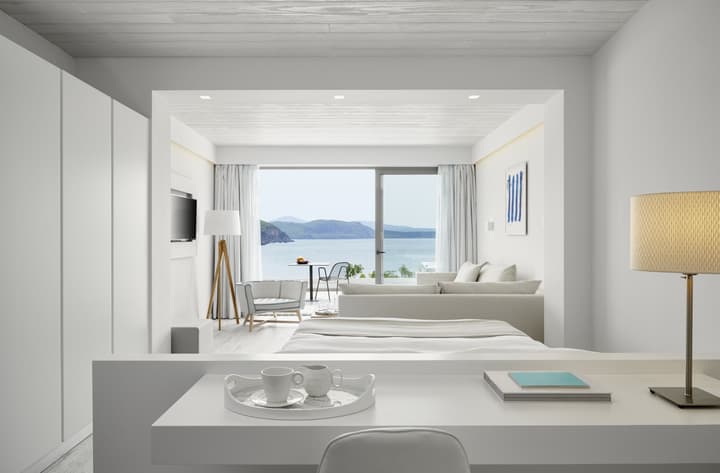 Lichnos Beach Hotel & Suites