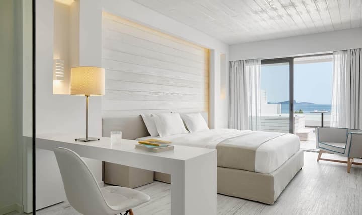 Lichnos Beach Hotel & Suites