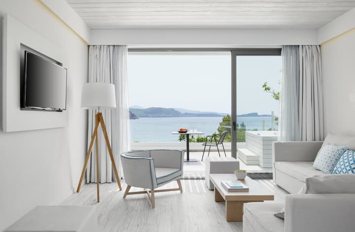 Lichnos Beach Hotel & Suites