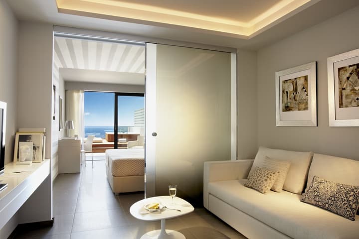 Lichnos Beach Hotel & Suites