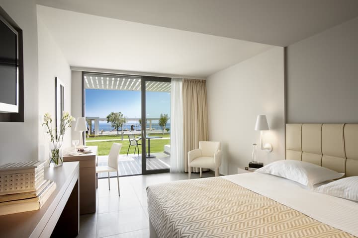 Lichnos Beach Hotel & Suites