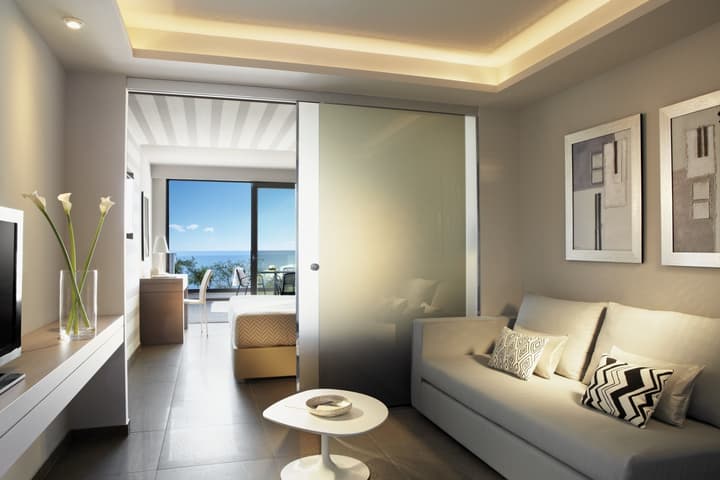 Lichnos Beach Hotel & Suites