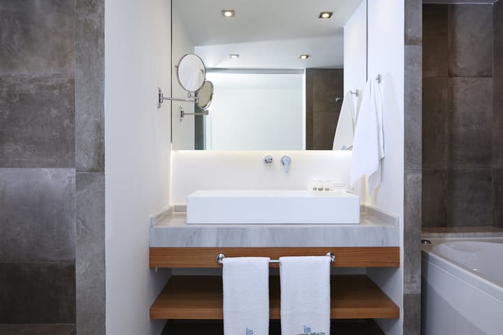Lichnos Beach Hotel & Suites