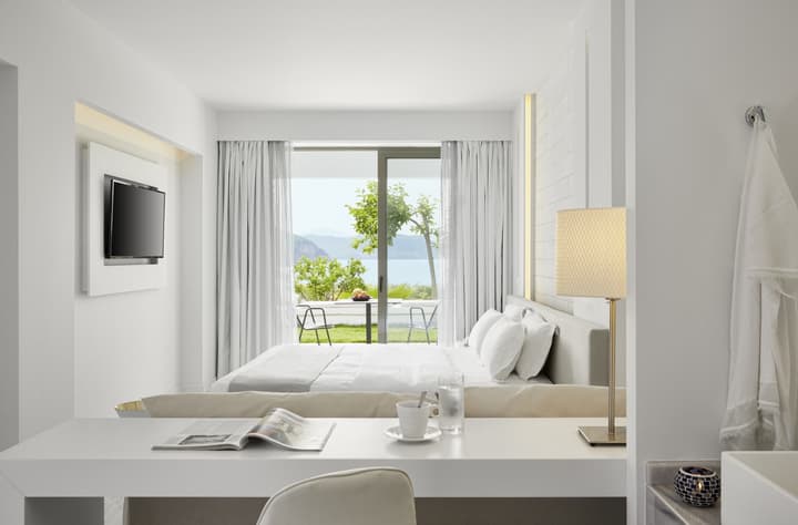 Lichnos Beach Hotel & Suites