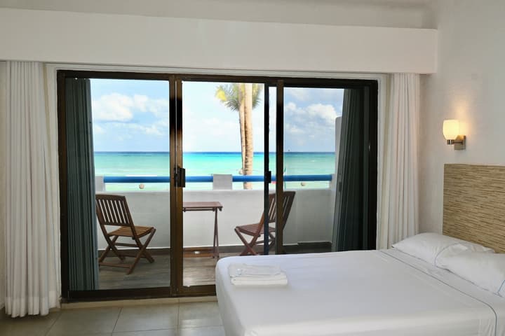 Pelicano Inn Playa del Carmen - Beachfront Hotel
