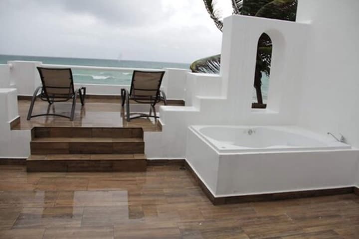 Pelicano Inn Playa del Carmen - Beachfront Hotel