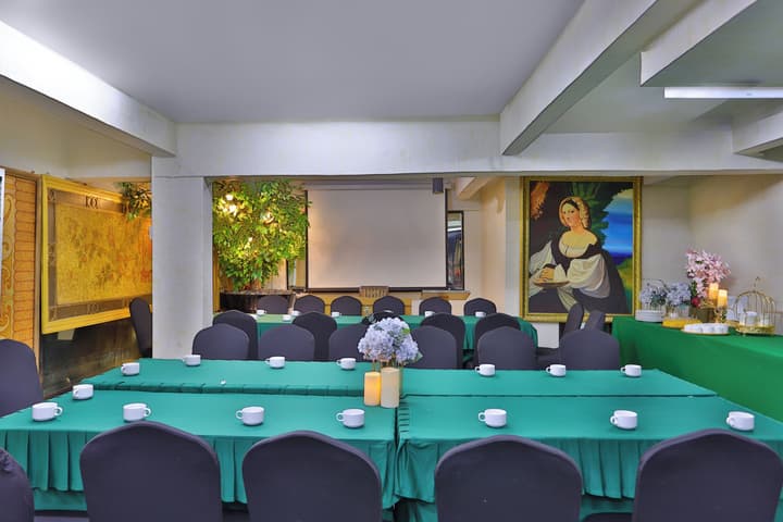 Diamond City Hotel