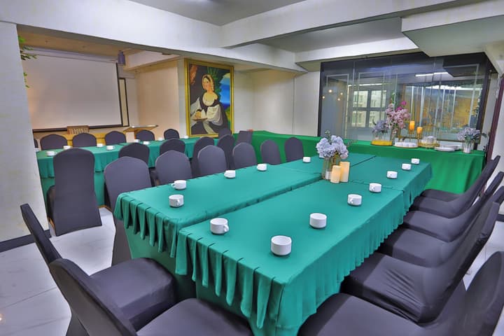 Diamond City Hotel