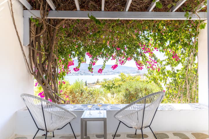 Akrotiri Hotel