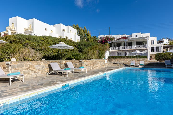 Akrotiri Hotel