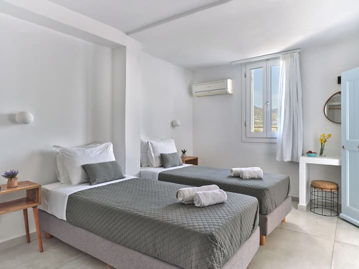 Akrotiri Hotel