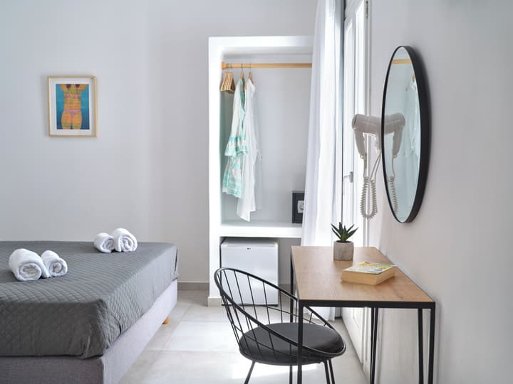 Akrotiri Hotel