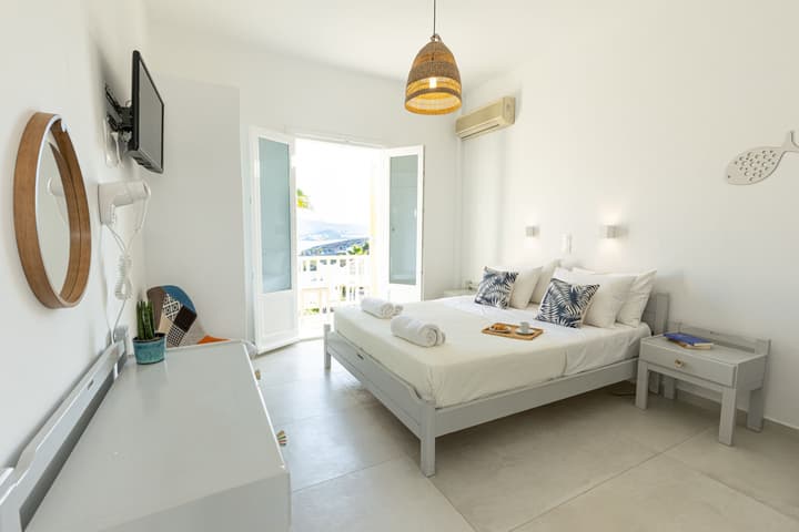 Akrotiri Hotel
