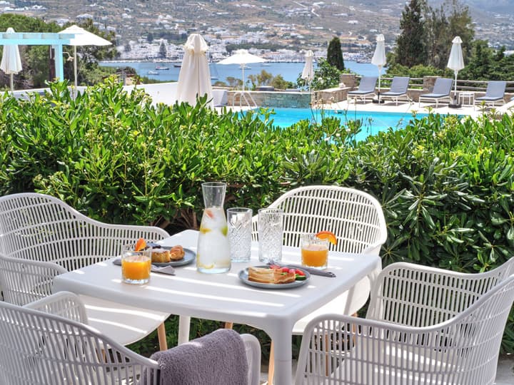 Akrotiri Hotel