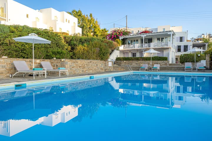 Akrotiri Hotel
