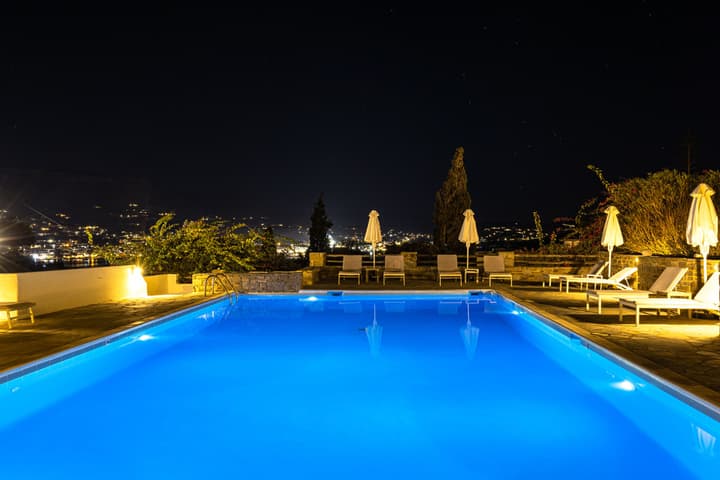 Akrotiri Hotel