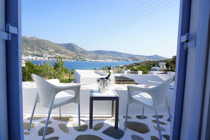 Akrotiri Hotel