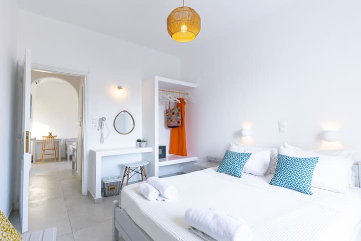 Akrotiri Hotel