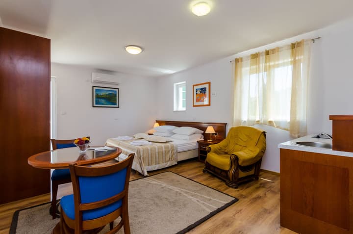 Apartments & Rooms V&M