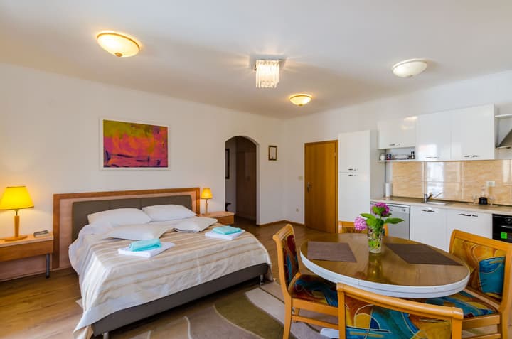 Apartments & Rooms V&M
