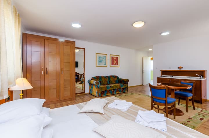 Apartments & Rooms V&M