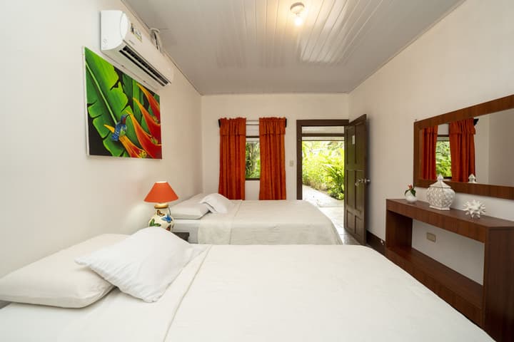 Hotel Tortuguero Beachfront