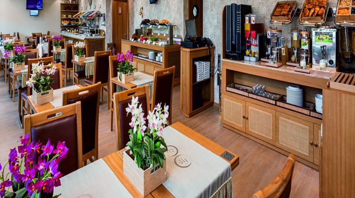 Hotel Jaguar Oporto – is Near the Metro, has Parking and a Shuttle Service between the Airport and the Hotel from 7AM to 8PM