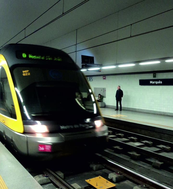 Hotel Jaguar Oporto – is Near the Metro, has Parking and a Shuttle Service between the Airport and the Hotel from 7AM to 8PM