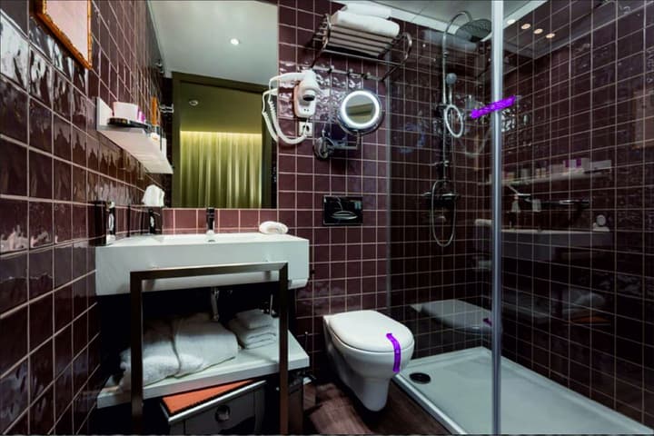 Hotel Jaguar Oporto – is Near the Metro, has Parking and a Shuttle Service between the Airport and the Hotel from 7AM to 8PM