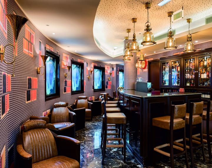 Hotel Jaguar Oporto – is Near the Metro, has Parking and a Shuttle Service between the Airport and the Hotel from 7AM to 8PM