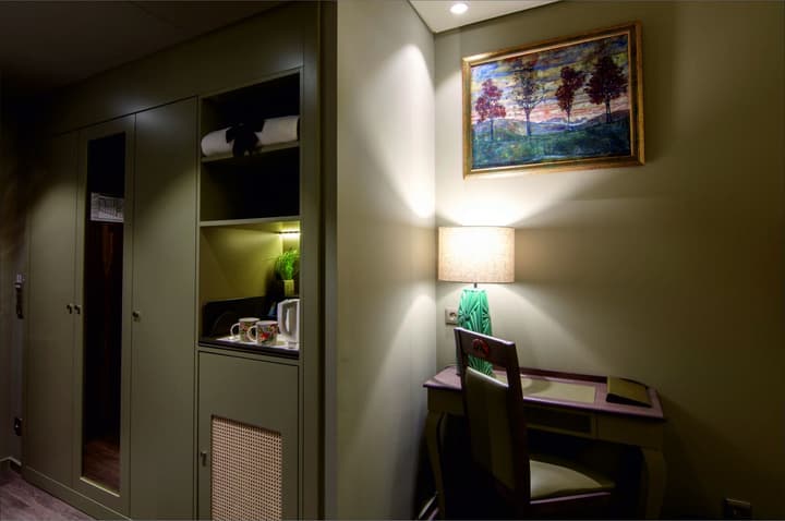 Hotel Jaguar Oporto – is Near the Metro, has Parking and a Shuttle Service between the Airport and the Hotel from 7AM to 8PM