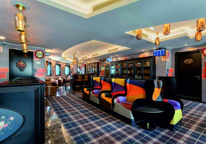 Hotel Jaguar Oporto – is Near the Metro, has Parking and a Shuttle Service between the Airport and the Hotel from 7AM to 8PM