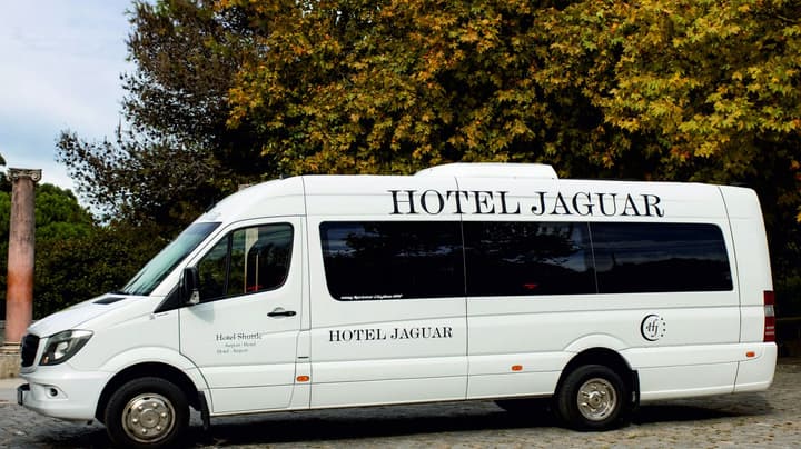 Hotel Jaguar Oporto – is Near the Metro, has Parking and a Shuttle Service between the Airport and the Hotel from 7AM to 8PM