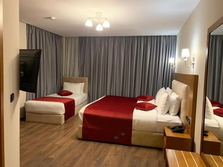 Albanopolis Hotel