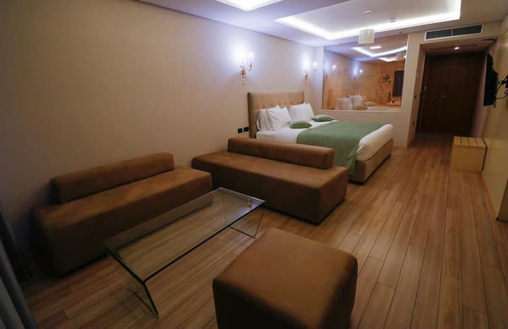 Albanopolis Hotel