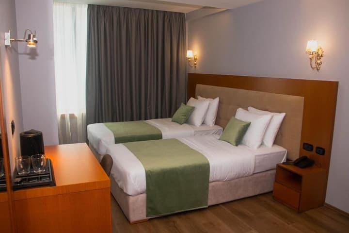 Albanopolis Hotel