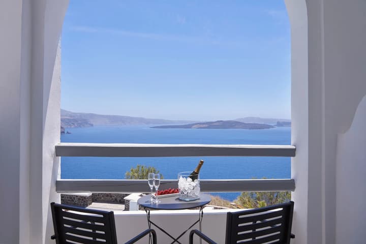 Mr and Mrs White Oia – Santorini