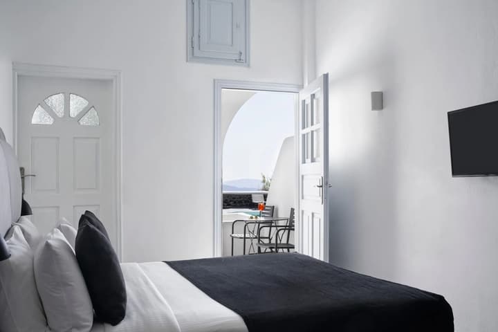 Mr and Mrs White Oia – Santorini