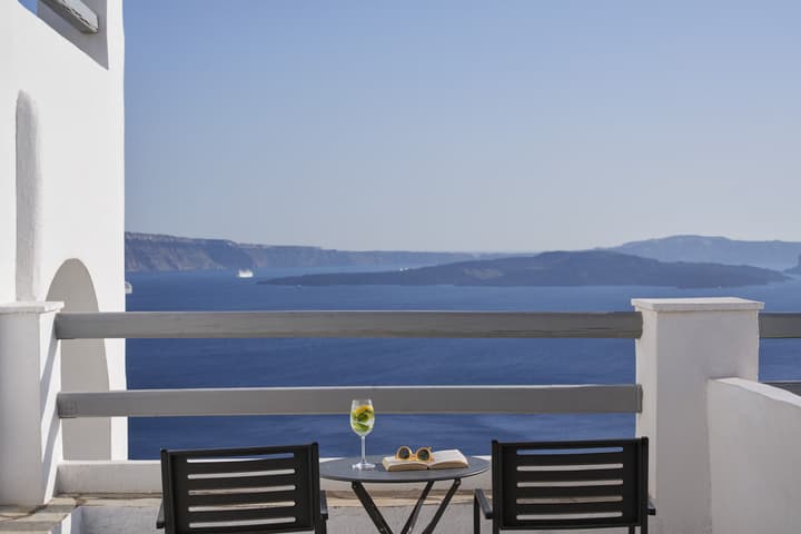 Mr and Mrs White Oia – Santorini