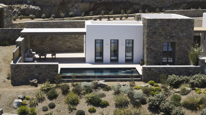 Bonzoe Suites & Villas