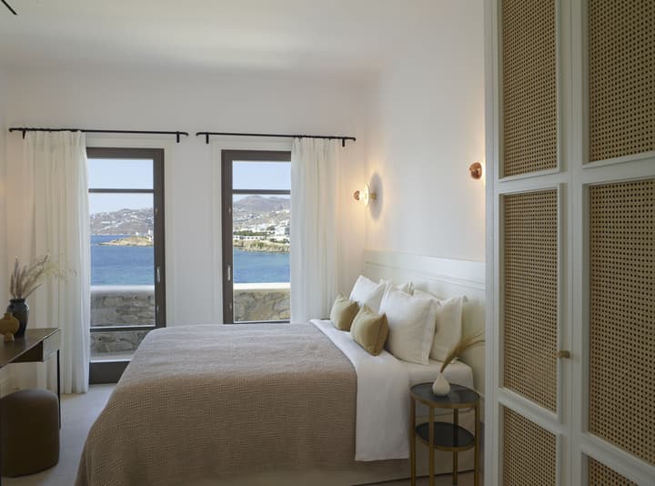 Bonzoe Suites & Villas